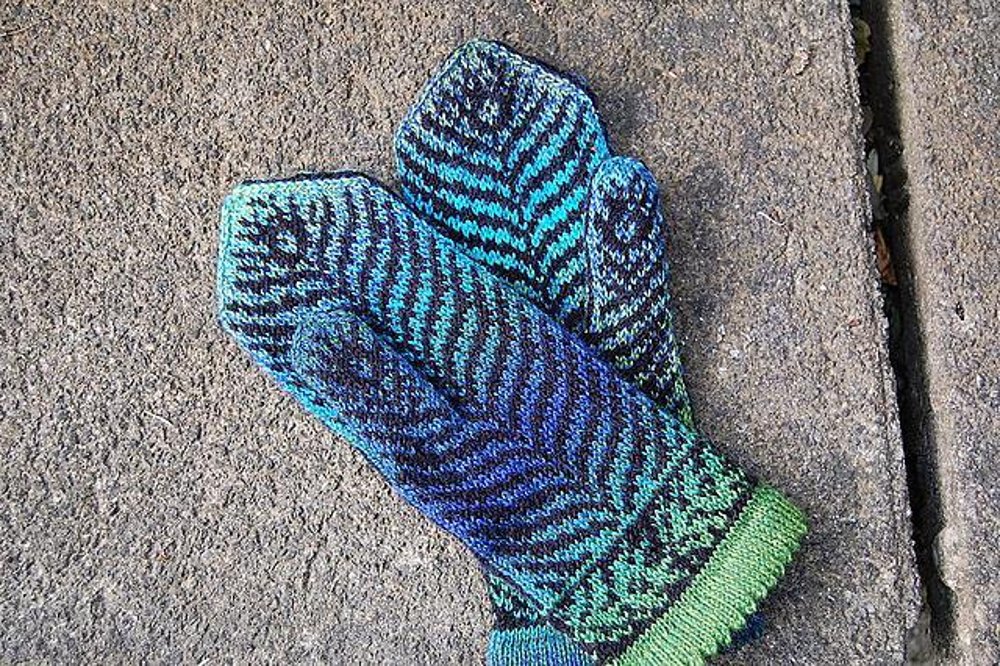 Peacock Feather Mittens Knitting pattern by Kulabra ...