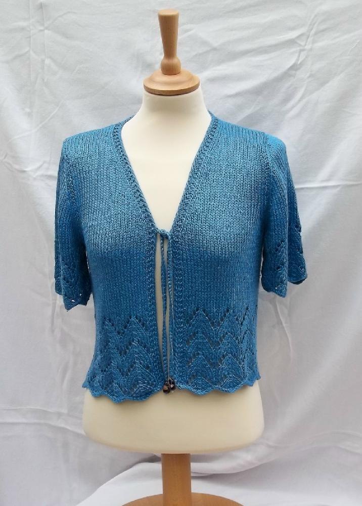 Boléro avec détail en dentelle Modèle de tricot par Willow Knits