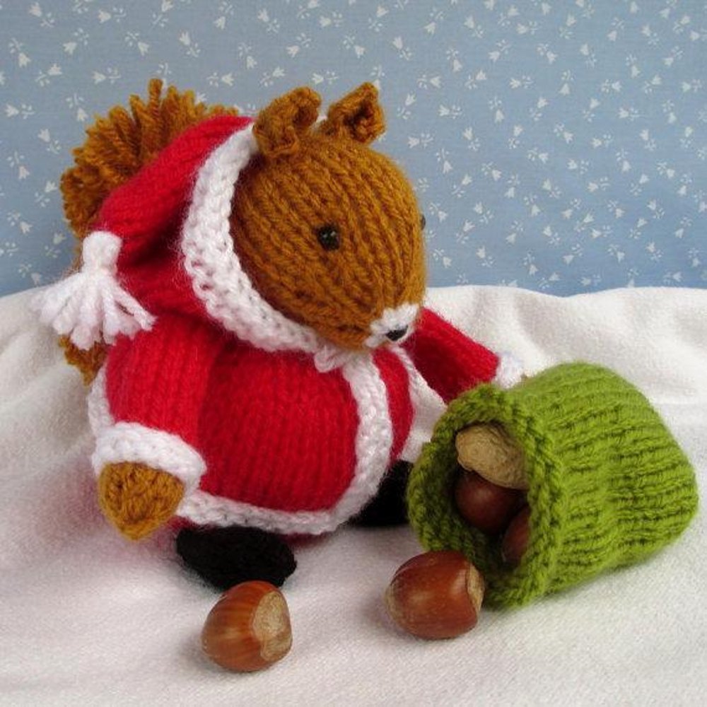 Santa Squirrel Knitting pattern by Fuzzytuft