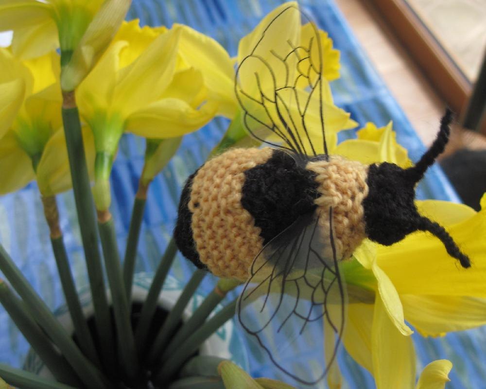 Modèle de tricot Bumble Bee par Virginia Sturdy Knitting