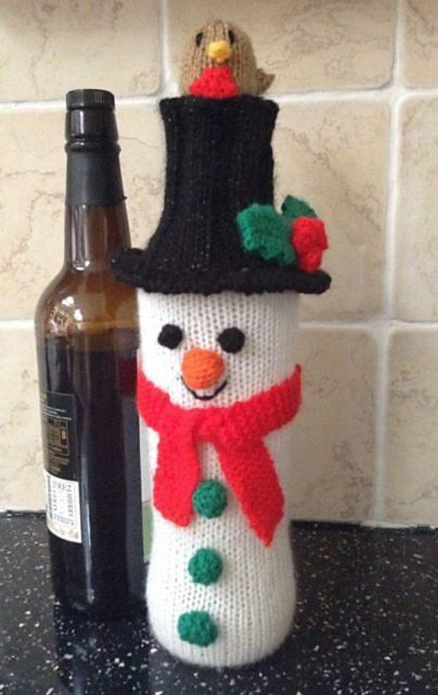 Modèle de tricot de couverture de bouteille de vin de bonhomme de neige de Noël par